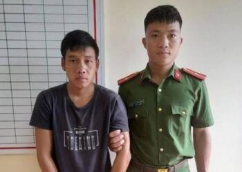 Gã chú họ tàn ác "tra tấn" 2 cháu dã man như thời trung cổ