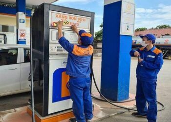 Giá xăng dầu có thể tăng tới 2.000 đồng/lít