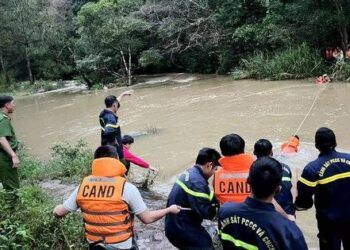 Giải cứu 10 thiếu niên đi dã ngoại bị mắc kẹt giữa dòng lũ dữ trong rừng sâu