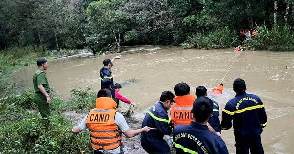 Giải cứu 10 thiếu niên đi dã ngoại bị mắc kẹt giữa dòng lũ dữ trong rừng sâu