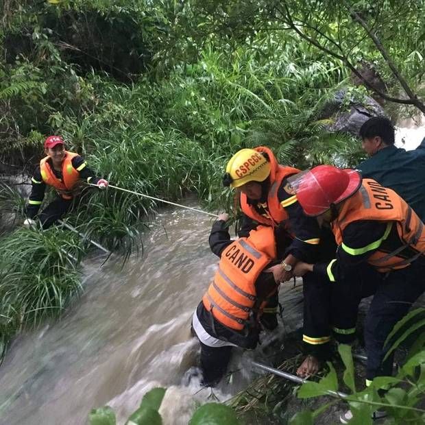 Giải cứu 23 học sinh bị mắc kẹt ở suối Tiên khi đi du lịch