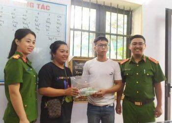 Gom góp hơn trăm triệu chưa kịp trả nợ thì đánh rơi, may gặp anh thanh niên tốt bụng nhặt được