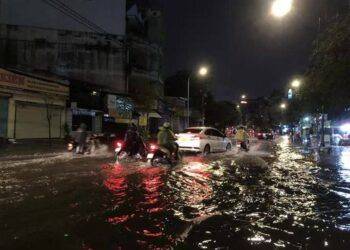 Hàng loạt tuyến đường ở TP HCM vẫn đang chìm trong nước