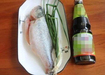 Hấp cá đừng cho thẳng vào nồi, thêm 1 bước cá hấp thơm ngon, không tanh