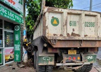 Hiện trường khó tin sau tai nạn giữa xe ben và 3 xe máy ở Bình Dương