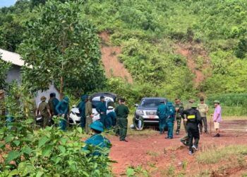 huy dong hang tram nguoi truy tim ga con re chem ca gia dinh nha vo Huy động hàng trăm nhân lực truy tìm gã con rể chém cả gia đình nhà vợ ở Hòa Bình Huy động hàng trăm người truy tìm gã con rể chém cả gia đình nhà vợ