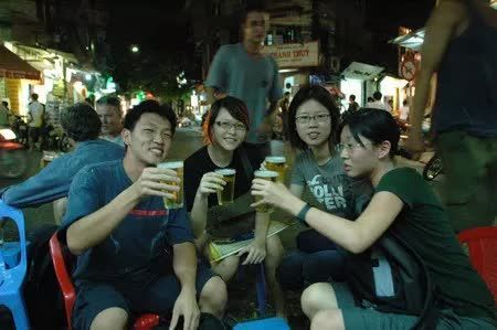 Khách Tây viết cẩm nang uống bia chuẩn Việt: Nâng cốc vì những tình huống có một không hai