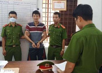 Khởi tố kẻ cầm cuốc cướp tiệm vàng ở Quảng Nam