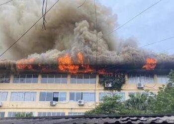 Liên tiếp xảy ra 2 vụ cháy lớn trong 1 buổi sáng ở Hà Nội