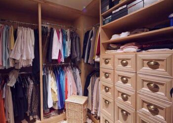 Mách bạn mẹo hay để giải quyết triệt để mùi hôi bên trong tủ quần áo