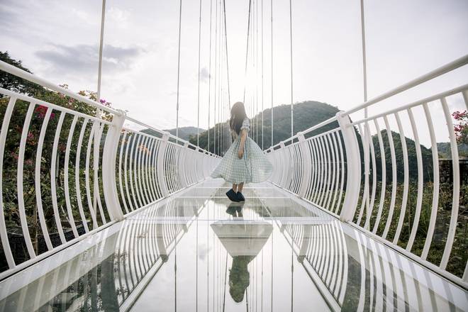 Mãn nhãn với cây cầu kính đi bộ dài nhất thế giới hùng vĩ giữa núi rừng Việt Nam