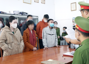 Mánh khóe ‘ăn chặn’ kit test bán lại cho Việt Á ở CDC Lâm Đồng