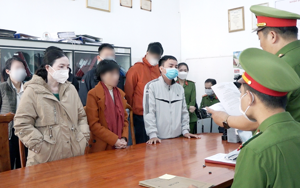 Mánh khóe ‘ăn chặn’ kit test bán lại cho Việt Á ở CDC Lâm Đồng