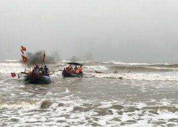 mat lien lac voi 5 ngu dan o vung bien ha tinh Tàu cá 55 CV bị hỏng máy, 5 ngư dân mất liên lạc ở vùng biển Hà Tĩnh Mất liên lạc với 5 ngư dân ở vùng biển Hà Tĩnh