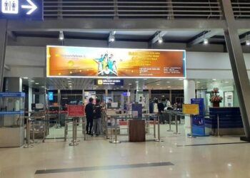 Một cán bộ công an bị "giữ chân" tại Sân bay Cát Bi vì gói đường phèn trong túi quần