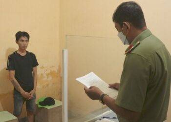 Mua súng nhưng không sử dụng được nhờ đem trả lại thì bị bắt