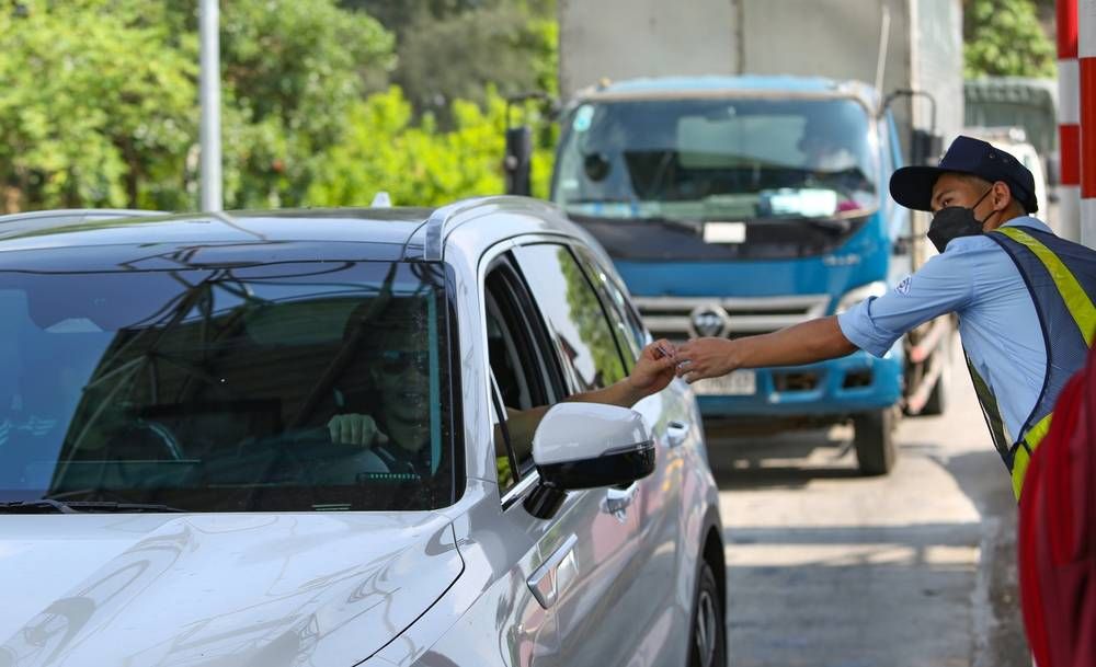 Ngày đầu thực hiện thu phí không dừng: Nhiều tài xế quay xe, bị mời khỏi cao tốc vì không dán thẻ