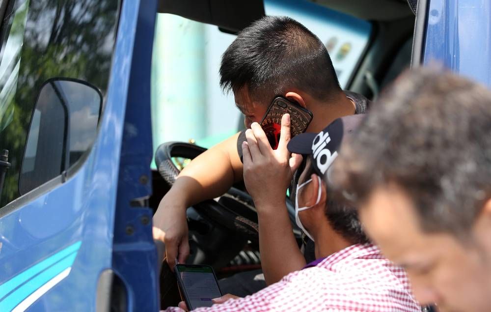 Ngày đầu thực hiện thu phí không dừng: Nhiều tài xế quay xe, bị mời khỏi cao tốc vì không dán thẻ