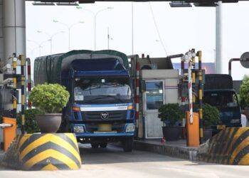 Ngày đầu thực hiện thu phí không dừng: Nhiều tài xế quay xe, bị mời khỏi cao tốc vì không dán thẻ