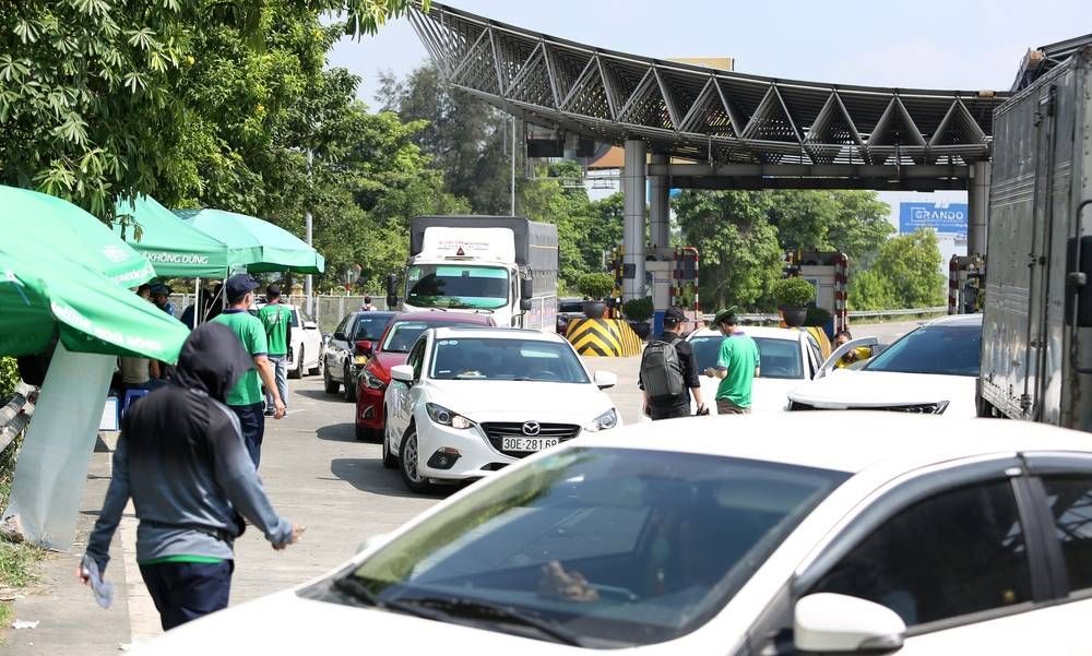 Ngày đầu thực hiện thu phí không dừng: Nhiều tài xế quay xe, bị mời khỏi cao tốc vì không dán thẻ