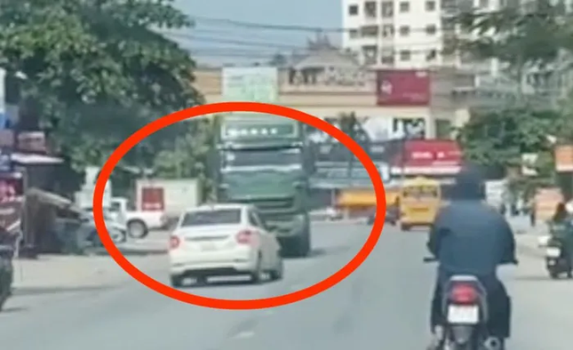Nghệ An: Tài xê ô tô ngang nhiên lạng lách, đối đầu với nhiều phương tiện đi ngược chiều
