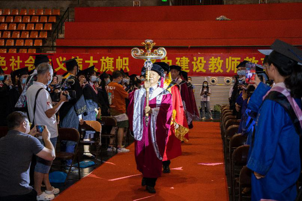Nghi thức tốt nghiệp của nhiều trường Đại học trên thế giới: Tại sao quyền trượng lại thường xuyên xuất hiện? Nghi thức tốt nghiệp của nhiều trường Đại học trên thế giới: Tại sao quyền trượng lại thường xuyên xuất hiện?