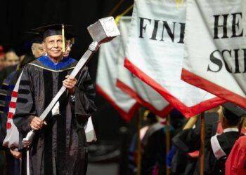 Nghi thức tốt nghiệp của nhiều trường Đại học trên thế giới: Tại sao quyền trượng lại thường xuyên xuất hiện?