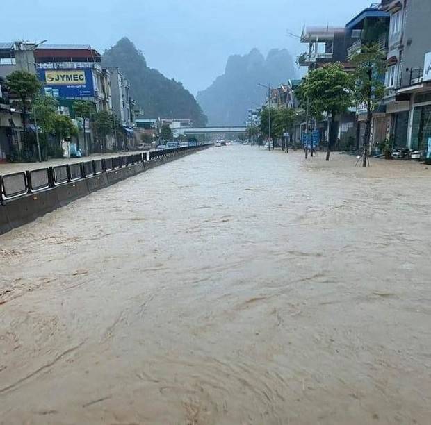 Người dân Hạ Long chạy lũ xuyên đêm