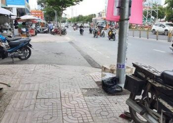 Người đàn ông nghi "ngáo đá" đâm liên tiếp 3 người đi đường tại TP.HCM