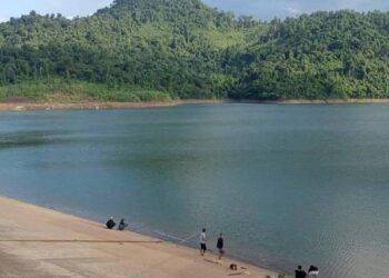 Người mẹ khóc ngất bên thi thể 2 đứa con đuối nước