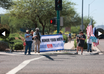 Người ủng hộ ông Donald Trump cầm súng tập trung bên ngoài văn phòng FBI