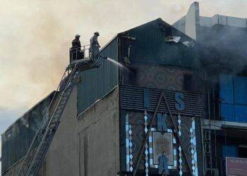 Nhân chứng vụ cháy quán karaoke: Khói nghi ngút bao trùm cả toàn nhà, kính vỡ tung, lửa phun ra từ các cửa