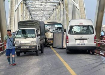 Nhiều ô tô đâm liên hoàn, cầu Chương Dương ùn tắc kinh hoàng