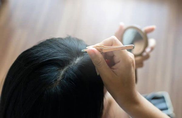 Nhổ tóc bạc 'tưởng không hại mà hại không tưởng': Cảnh báo những rủi ro tiềm ẩn không phải ai cũng biết