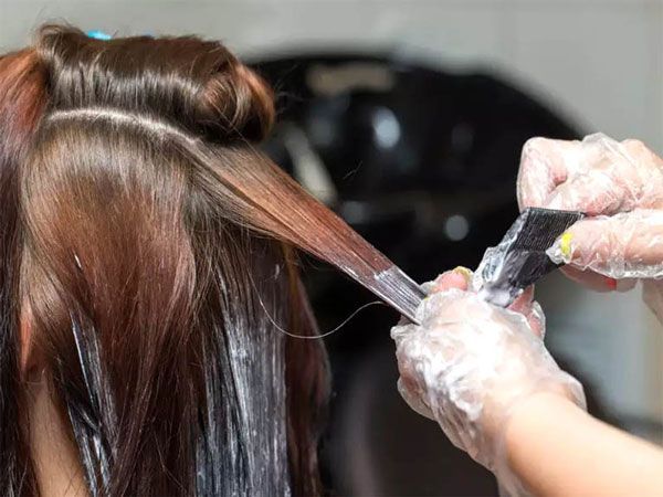 Nhổ tóc bạc 'tưởng không hại mà hại không tưởng': Cảnh báo những rủi ro tiềm ẩn không phải ai cũng biết
