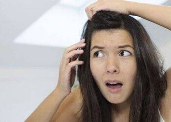 Nhổ tóc bạc 'tưởng không hại mà hại không tưởng': Cảnh báo những rủi ro tiềm ẩn không phải ai cũng biết