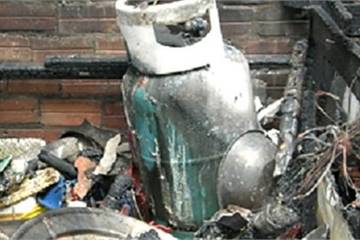 Nổ khí gas trong nhà thờ họ, 3 người bị bỏng nặng