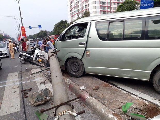 Ô tô đâm gãy cột điện gây ùn tắc trên đường Giải Phóng, Hà Nội