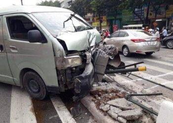 Ô tô đâm gãy cột điện gây ùn tắc trên đường Giải Phóng, Hà Nội