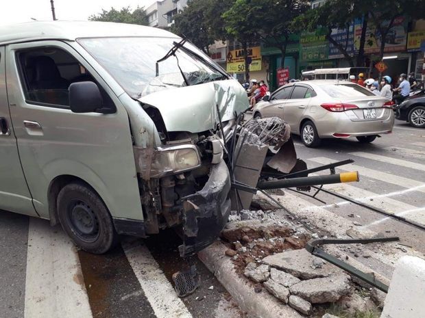 Ô tô đâm gãy cột điện gây ùn tắc trên đường Giải Phóng, Hà Nội