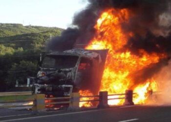 o to tai boc chay ngun ngut tren quoc lo 1 doan qua dia phan tinh phu yen Ô tô tải chở nệm bốc cháy ngùn ngụt trên quốc lộ 1, đoạn qua địa phận tỉnh Phú Yên Ô tô tải bốc cháy ngùn ngụt trên quốc lộ 1, đoạn qua địa phận tỉnh Phú Yên