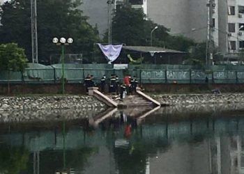 Phát hiện thi thể nam thanh niên mặc quần áo thể thao dưới hồ ở Hà Nội