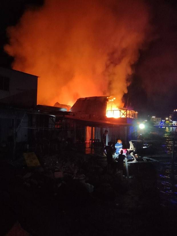 Phú Quốc: Cháy lớn trong đêm, 11 căn nhà bị thiêu rụi hoàn toàn