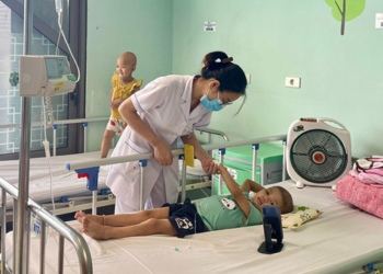 Quá tải bệnh nhi ung thư, bác sĩ khuyến cáo cách phát hiện sớm bệnh