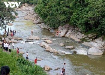 Ra suối chụp ảnh, 2 vợ chồng du khách tại Sa Pa bị nước cuốn trôi