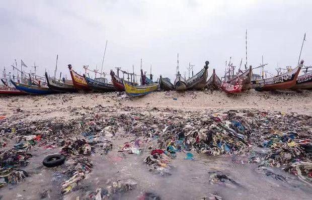 Sốc với hình ảnh rác thải nhựa từ thời trang nhanh đang hàng ngày làm ô nhiễm đại dương