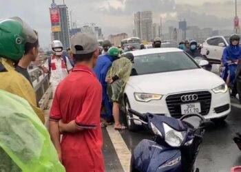 Thi thể người đàn ông dưới chân cầu Nhật Tân, trên cầu xe Audi A6 bị bỏ lại vẫn đang nổ máy