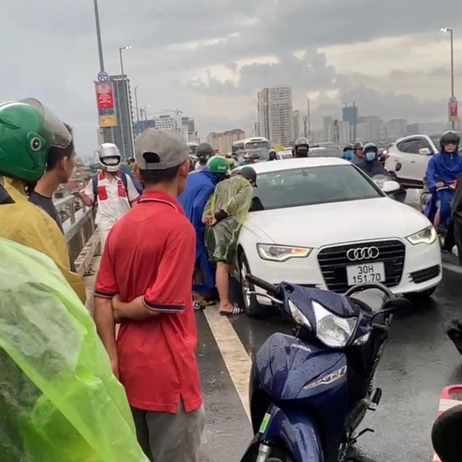 Thi thể người đàn ông dưới chân cầu Nhật Tân, trên cầu xe Audi A6 bị bỏ lại vẫn đang nổ máy