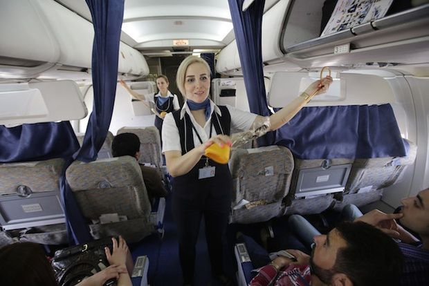 Tiếp viên hàng không 10 năm kinh nghiệm bật mí lỗi sai hành khách hay mắc phải trên máy bay: Ai cũng nên tránh!