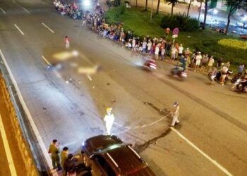 TP.HCM: 2 cô gái tử vong, em nhỏ 1 tuổi bị thương nặng sau va chạm với ô tô bán tải